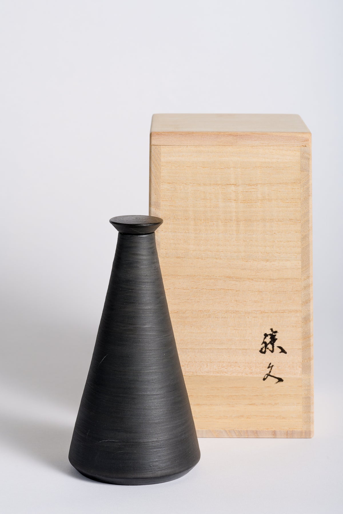Katuhisa Kitano 設計的 SHHH 獨家限量版陶瓷瓶